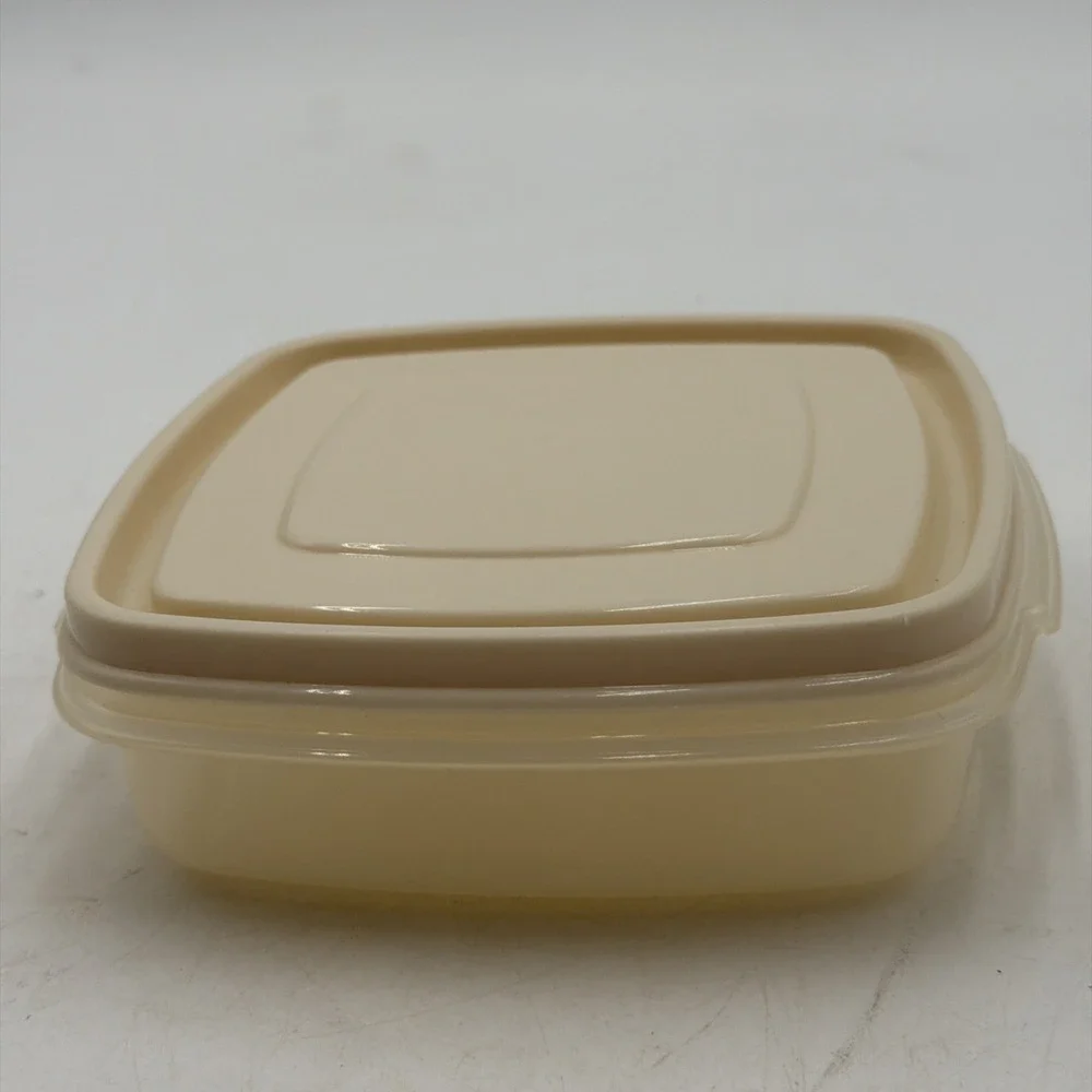 Rubbermaid Servin' Saver #1 Square 2 Cup Storage Container Sandwich Almond Lid